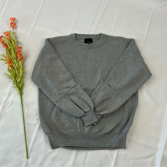 Split sleeve sweater. Perfect for fall. True to size. - Picture 3 of 4